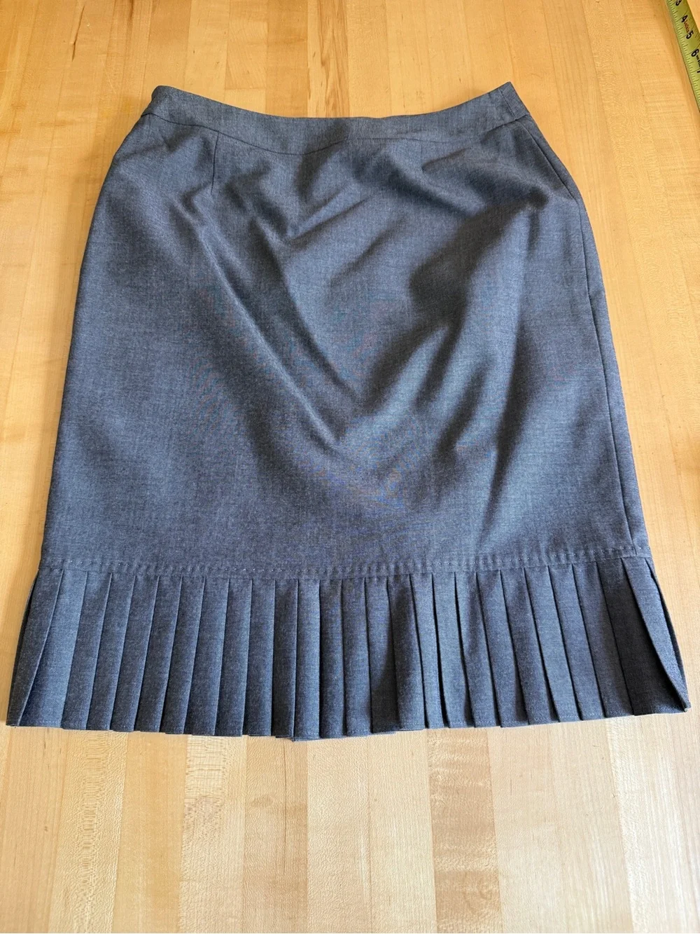 Tahari Retro Style 2- Piece Skirt Suit Gray w/ Pleated Skirt size 6